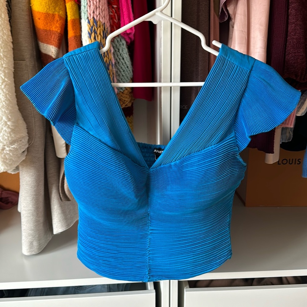 Express Pleated Flutter Sleeve Crop Top - Picture 2 of 4